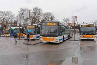 Vence, İtalya - 3 Şubat 2018: Vence, İtalya 'daki İstasyon Platform Yağmuru' nda Park Otobüsleri.