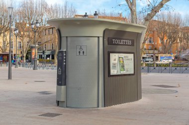 Aix, Fransa - 30 Ocak 2016: Otomatik Umumi Tuvalet Kulübesi Aix en Provence, Fransa.