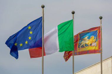 Venedik, İtalya - 10 Ocak 2017: Venedik, İtalya 'da Aslan ve Avrupa Birliği Bayrakları Birlikte.