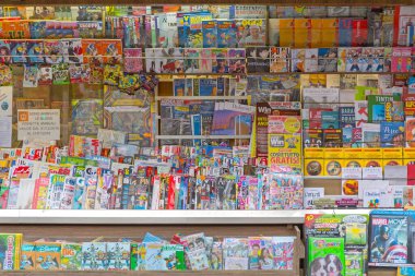 Trieste, İtalya - 12 Ocak 2017: Trieste, İtalya 'daki News Agent Kiosk' ta birçok gazete ve dergi.