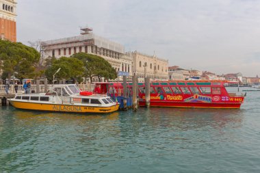 Venedik, İtalya - 9 Ocak 2017: Venezuela, İtalya 'da Turistler için Uzun Kırmızı Tekne Gezisi.