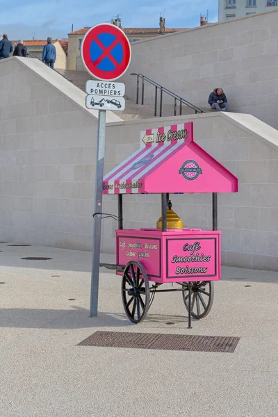 フランス マルセイユ 2016年1月31日 フランス マルセイユのストリートにある小さなピンクのアイスクリームカート — ストック写真