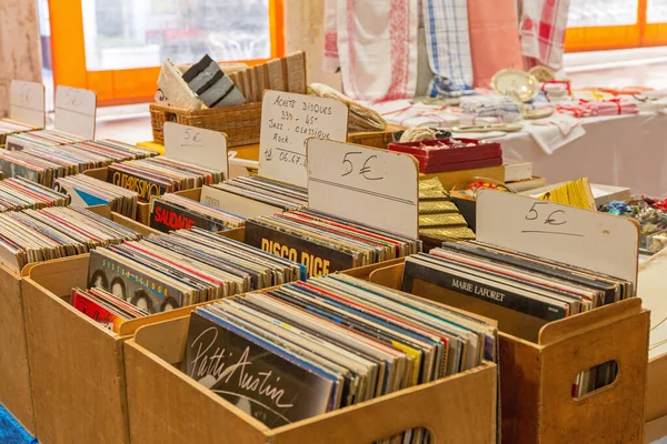 フランス カンヌ 2016年2月1日 フランス カンヌのアンティークマーケットでの販売のための古いレコードLp — ストック写真