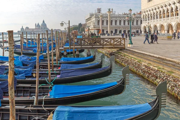 Venecia Italia Enero 2017 Góndolas Amarradas Gran Canal Invierno Venecia — Foto de Stock