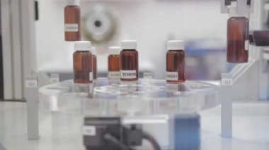 Cam Şişelerde Uyuşturucu Paketleme İlaç Üretimi