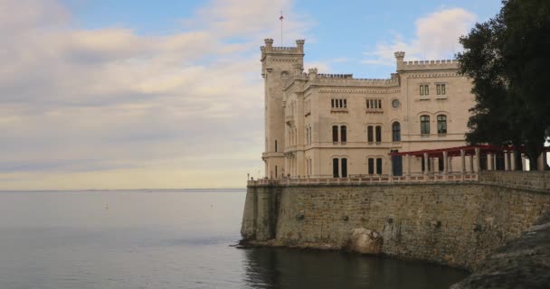 Miramare Castle Landmark Στην Αδριατική Θάλασσα Κοντά Στην Τεργέστη Ιταλία — Αρχείο Βίντεο