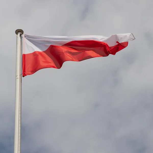 Εθνική Σημαία Της Πολωνίας Στο Cloudy Sky — Φωτογραφία Αρχείου
