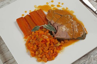 Beef Havuç ve Tatlı Patates Nohut Tabağı