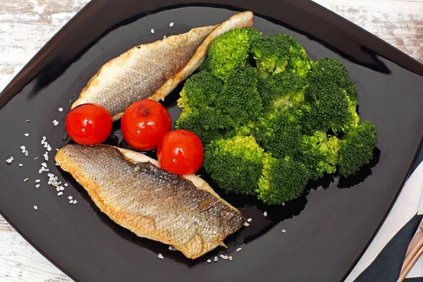 Grilled Fish Fillets Broccoli Cherry Tomatoes Black Plate — Stock Photo, Image