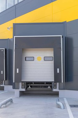 Dağıtım Deposunda Rıhtım Kargo Kapısı Yükleniyor