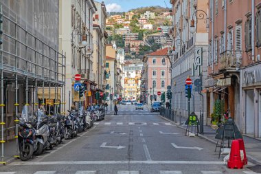 Trieste, İtalya - 7 Mart 2020: Trieste, İtalya 'da Soğuk Güneşli Gün Boş Sokak.