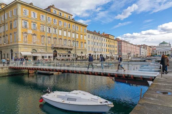 トリエステ イタリア 2020年3月7日 イタリアのトリエステで冬の日に運河グランドにかかる歩行者用橋 — ストック写真