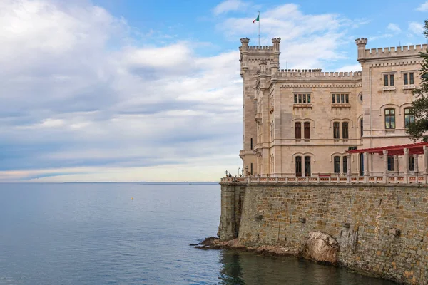Terst Itálie Března 2020 Historický Hrad Miramare Pobřeží Jaderského Moře — Stock fotografie