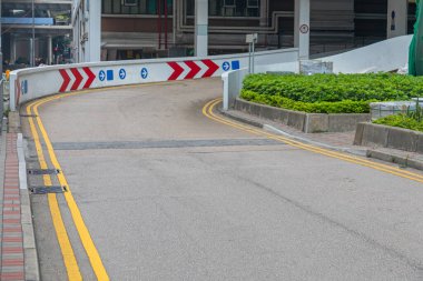 Hong Kong 'daki çok katlı otoparka giden yol.