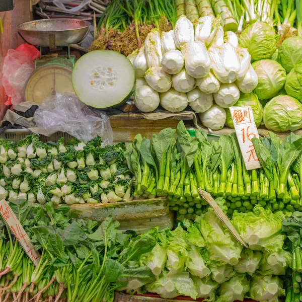ファーマーズマーケットで新鮮な葉の緑の野菜 — ストック写真