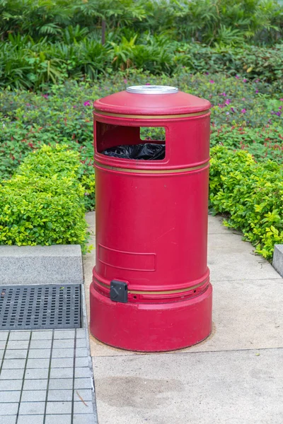 香港城市公园的紫色垃圾箱 — 图库照片