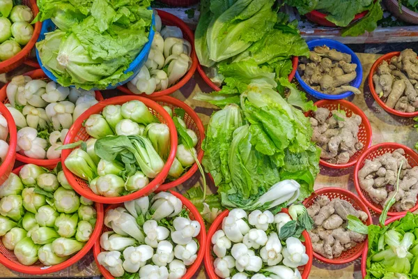 Legumes Folhosos Raízes Gengibre Bandejas — Fotografia de Stock