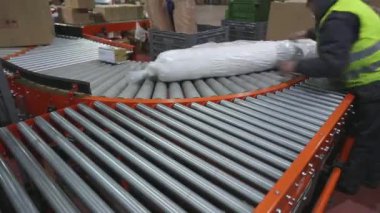 Depo zamanaşımındaki Taşıyıcıda Nakliye Paketleri Sıralanıyor