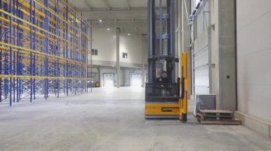 Dağıtım Deposunda Yeni Yüksek Raflı Forklift