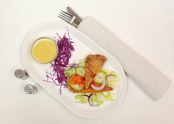 Chicken Wedge Mit Gemüse Frühstück Serviert Auf Ovalen Teller Top — Stockfoto