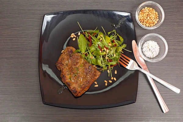 Salade Steak Roquette Servie Plat Noir Vue Dessus — Photo