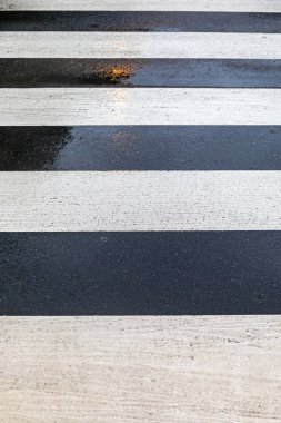 Yağmurda Islak Sokaklar Geçerken Kaygan