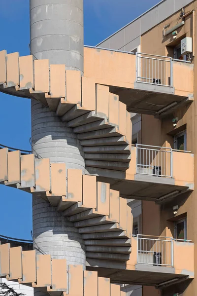 Zewnętrzne Betonowe Spiralne Schody Budynek Ewakuacji Przeciwpożarowej — Zdjęcie stockowe