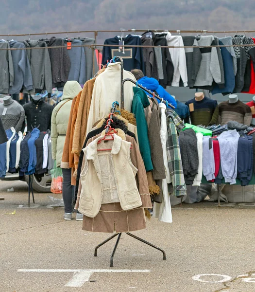 Vesten Winterkleding Hangen Aan Rails Vlooienmarkt — Stockfoto