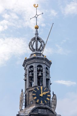 Amsterdam 'daki Kilise Kulesi' nde Altın İğneli Siyah Çağrı Saati