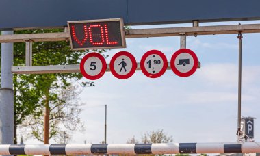 Yeraltı Otoparkı Kısıtlamaları Girişteki Trafik İşaretleri