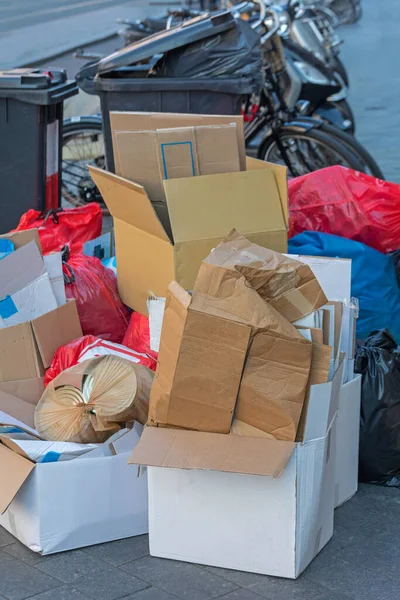 Scatole Cartone Sacchetti Della Spazzatura Cestino Strada — Foto Stock