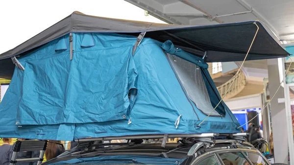 在车顶突起露营帐篷 — 图库照片