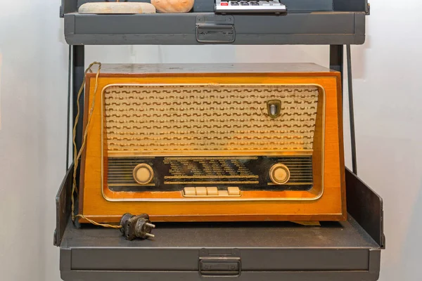 Πολύ Παλιό Ξύλινο Vintage Radio Receiver Στο Ράφι — Φωτογραφία Αρχείου