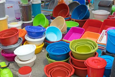 Birçok Renkli Plastik Kâse ve Kova