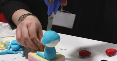 Pasta Şefi Küçük Fondant Eylem Figürü Dekorasyonu Yapıyor