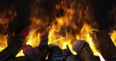 Şömine Dekorasyonunda Sıcak Ateş ve Duman Yanma Efektleri