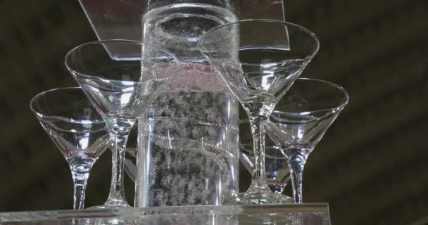 Koktejl Brýle Věž Šampaňským Průtok Trubice Party — Stock video