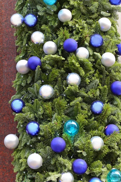 Árbol Navidad Con Adornos Adornos Bolas Vidrio Azul Plata —  Fotos de Stock