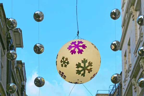 伦敦的雪花包和迪斯科舞厅假日装饰 — 图库照片
