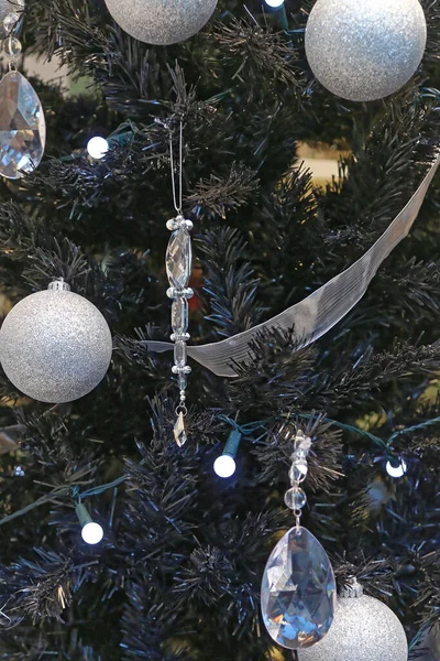 Árbol Navidad Negro Con Adornos Gemas Cristal Adornos Plata —  Fotos de Stock