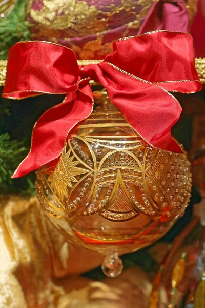 Estilo Vintage Vidrio Bauble Con Adorno Navidad Arco Rojo —  Fotos de Stock