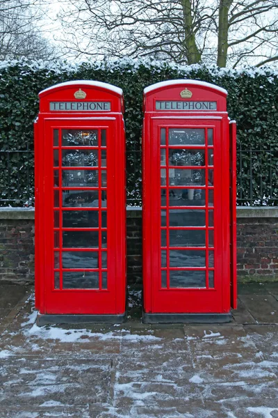 Duas Cabines Telefônicas Vermelhas Rua Coberta Com Neve Londres — Fotografia de Stock