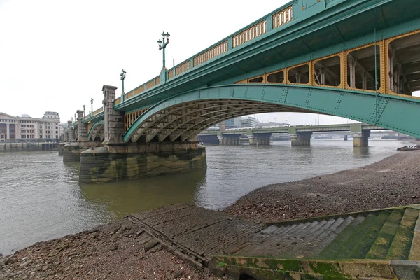 Southwark Bridge Thames River Bij Low Tide Londen — Stockfoto