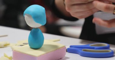 Pasta Şefi Fondant Action Figür Dekorasyonu Yapıyor