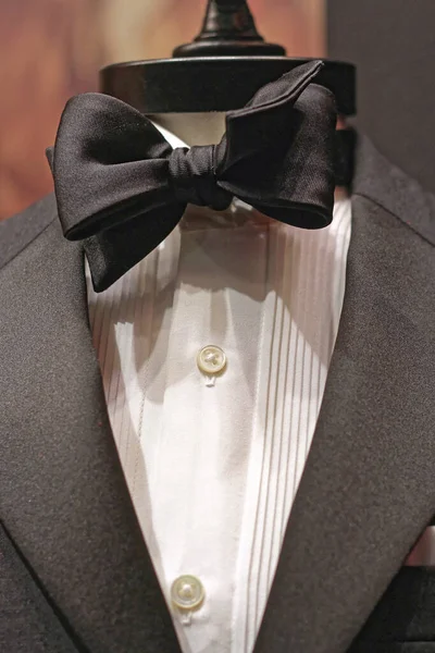 Bow Slips Män Vit Skjorta Och Svart Tuxedo Kostym — Stockfoto