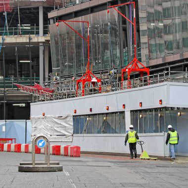 Londra 'daki inşaat alanında çalışan iki inşaat işçisi.