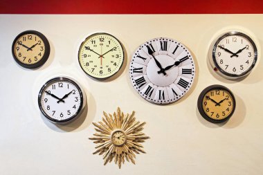 Duvarda yedi farklı stil analog saat