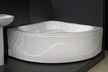 Karanlık Banyo Köşesinde Modern Beyaz Küvet