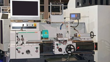 Metal atölyesindeki CNC Torna Makinesi