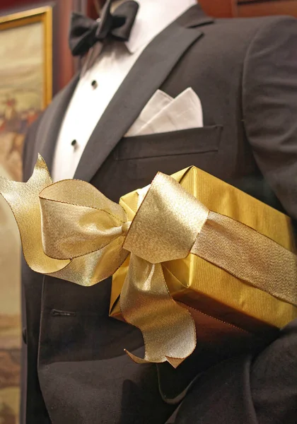 Человек Черном Костюме Золотым Подарком — стоковое фото